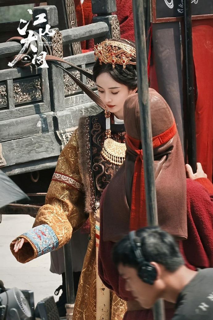 杨幂化身霸气冯太后上朝 《江山大同》上朝路透曝光，杨幂气场适配度满分！朝堂之上不