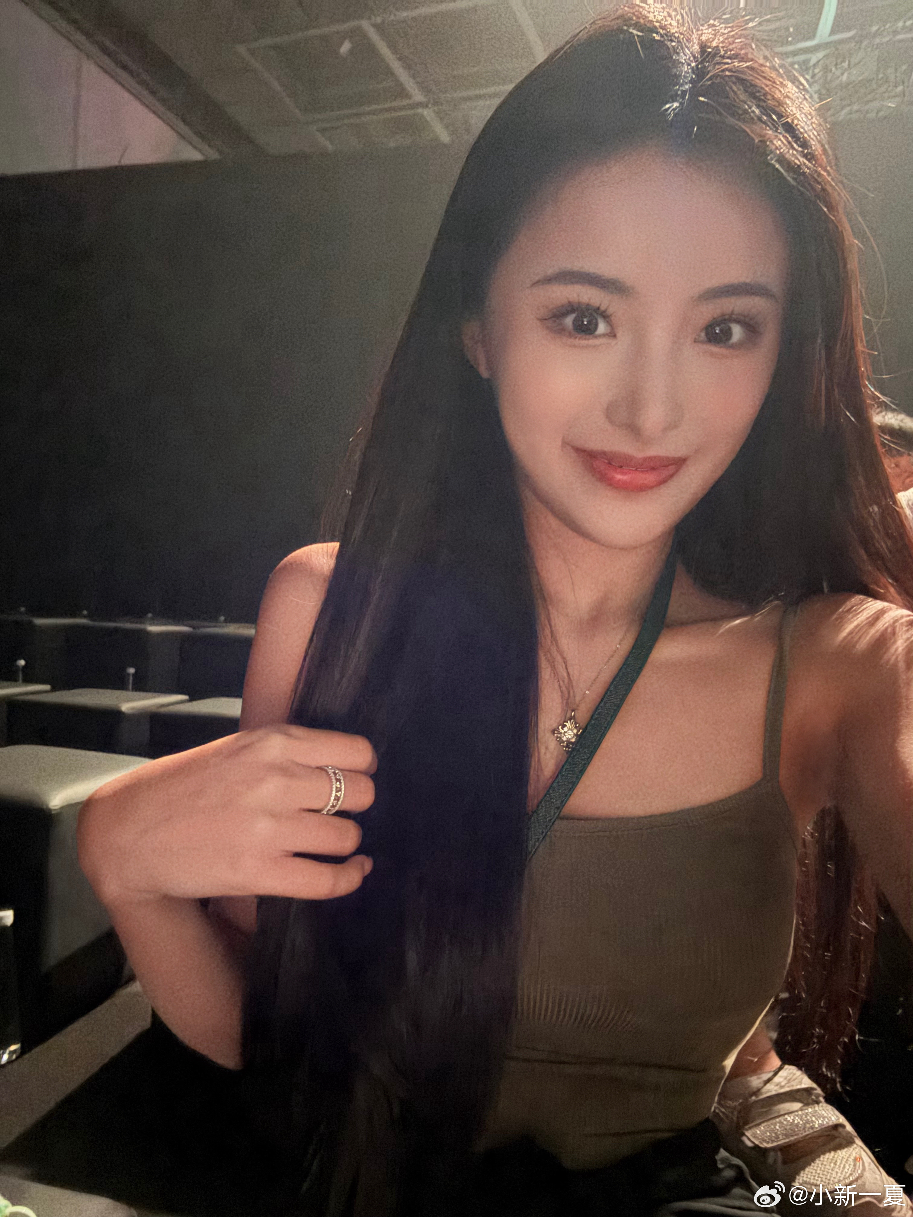 衣服基础，车就不能基础！同样是绿色，今天小新穿的基础绿裙，而领克10EM-P穿的