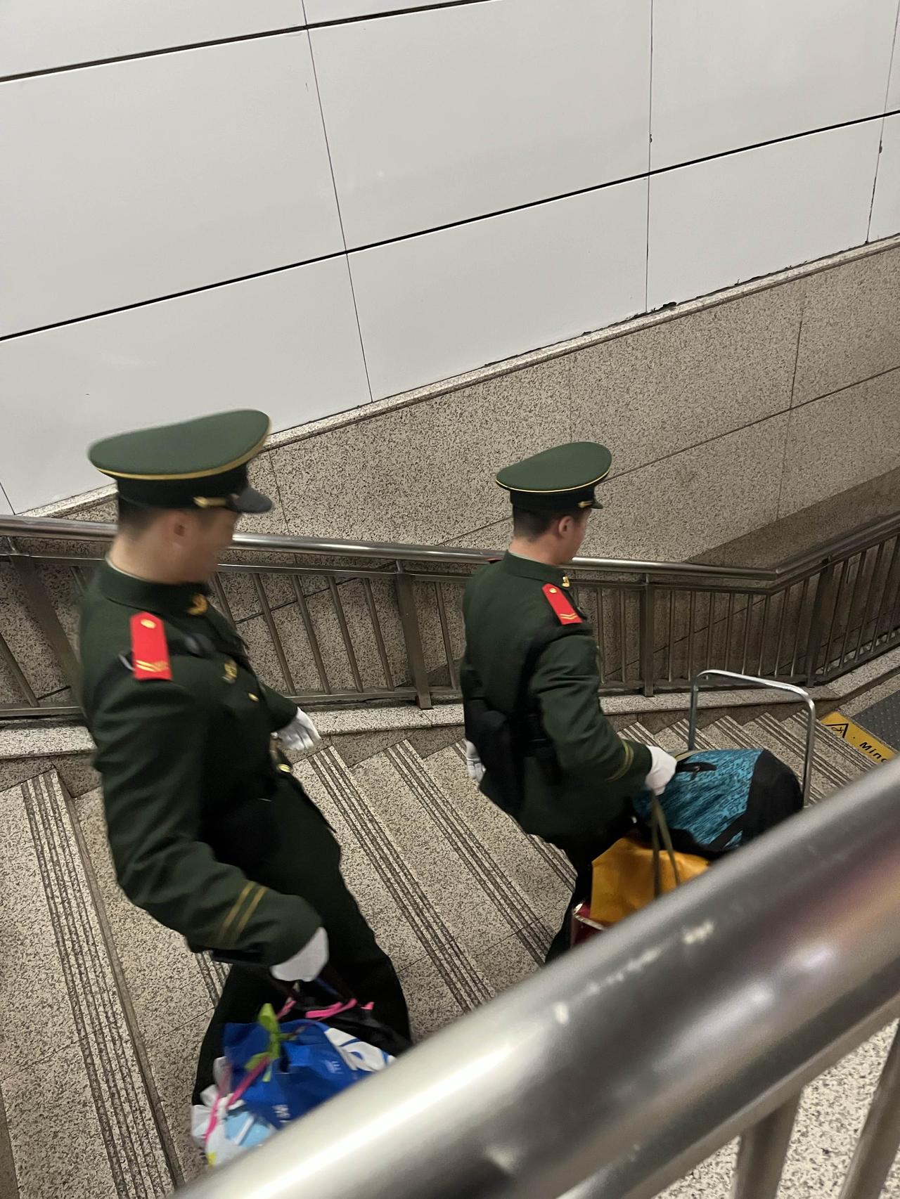 为可爱的人民子弟兵点赞👍

坐地铁路过惠新西街南口站，准备换乘的时候看到了让心