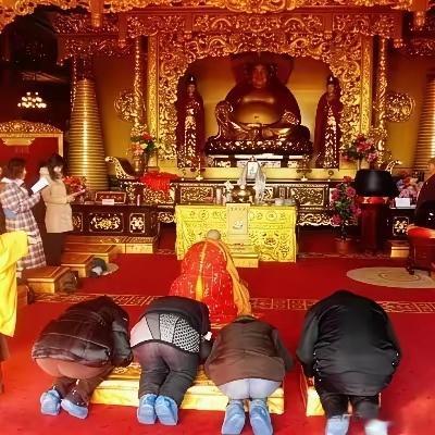 小利说事 你去任何寺庙，神佛们坐着，却让你跪着！你虔诚的祈祷，最后却发现你们许的