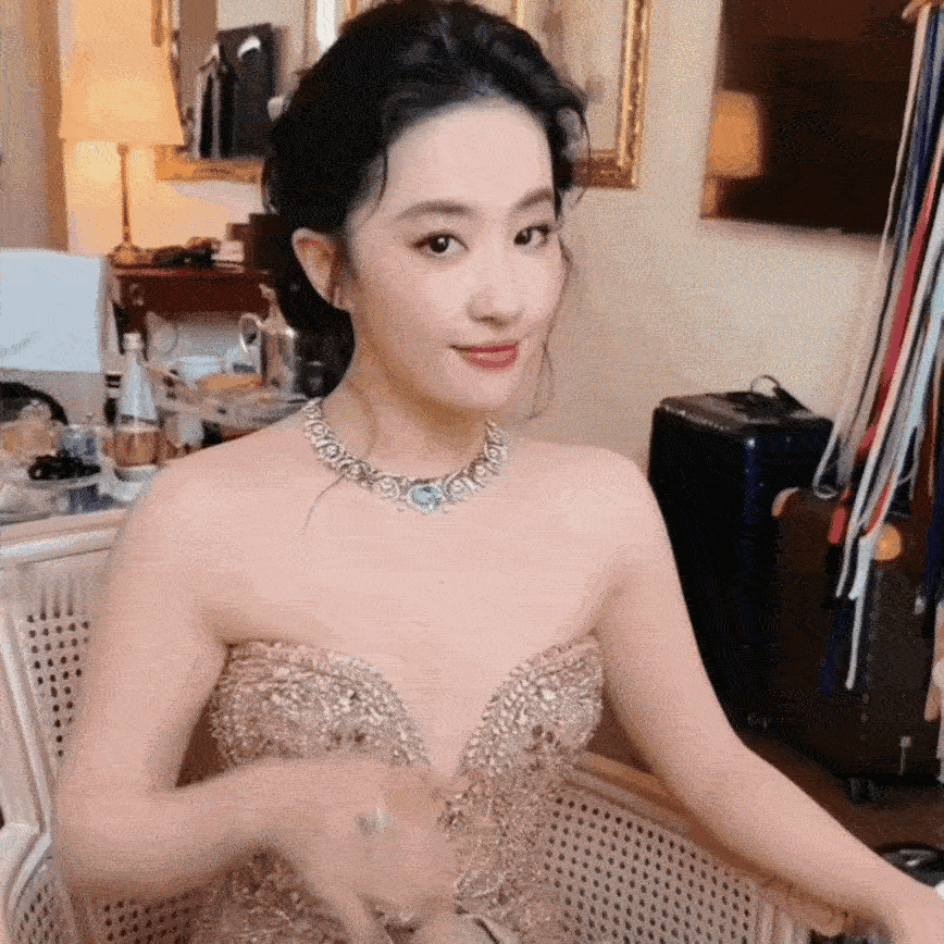 刘亦菲去年没去白玉兰真是明智的选择，明知道自己没有获奖也不去给别人当陪衬。刘亦菲