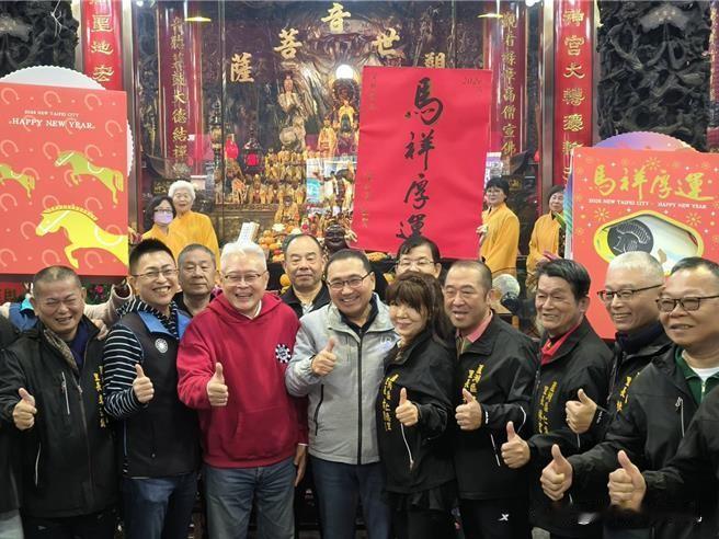 台湾省新北市长侯友宜18日大年初二上午，前往芦洲涌莲寺及保和宫走春参拜，向众神祈