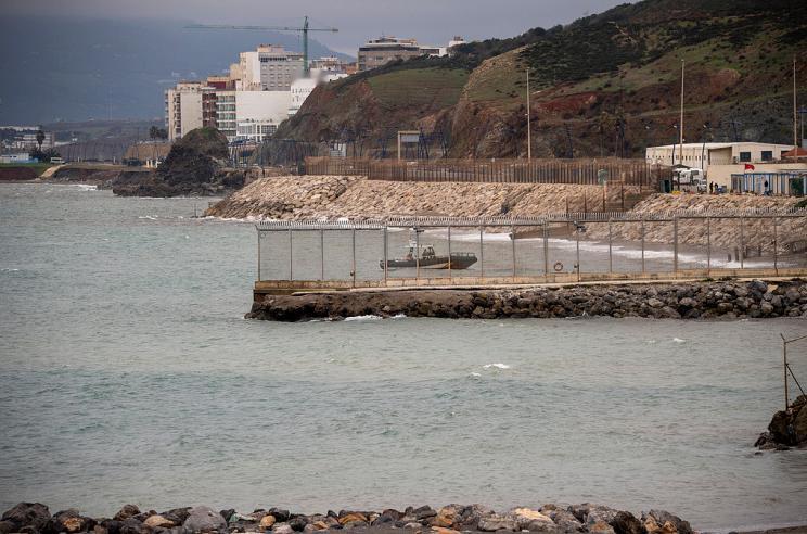 从摩洛哥偷渡到西班牙飞地休达的摩洛哥非法移民万万没有想到，西班牙的国民警卫队都没