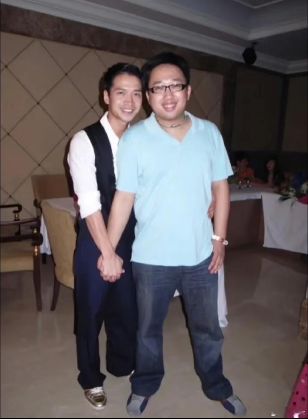 何晟铭白月光还得白月光亲自唱于正听了流泪，网友听了心碎，这一对的爱恨情仇，什么时