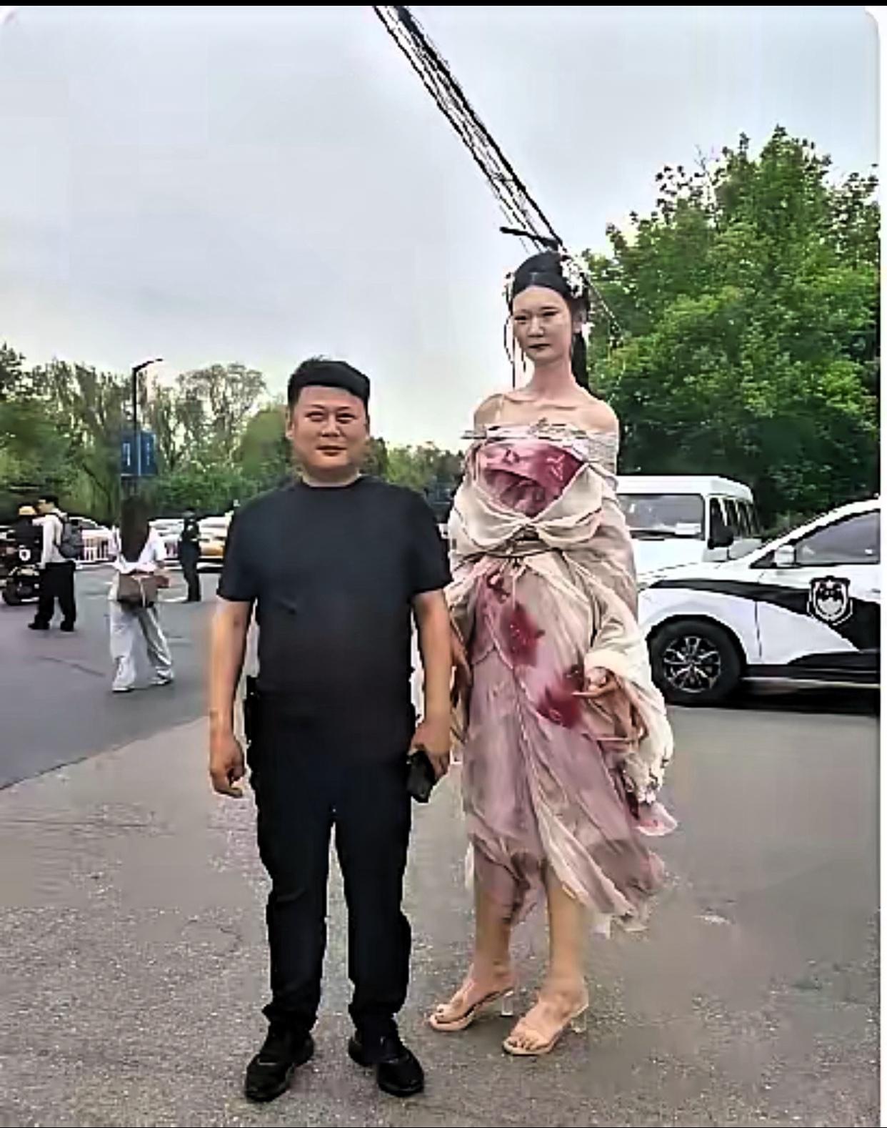 看到网友发的这张照片，男子虽矮，长得非常喜兴，女人几乎高出男人一头，好像有点愁容
