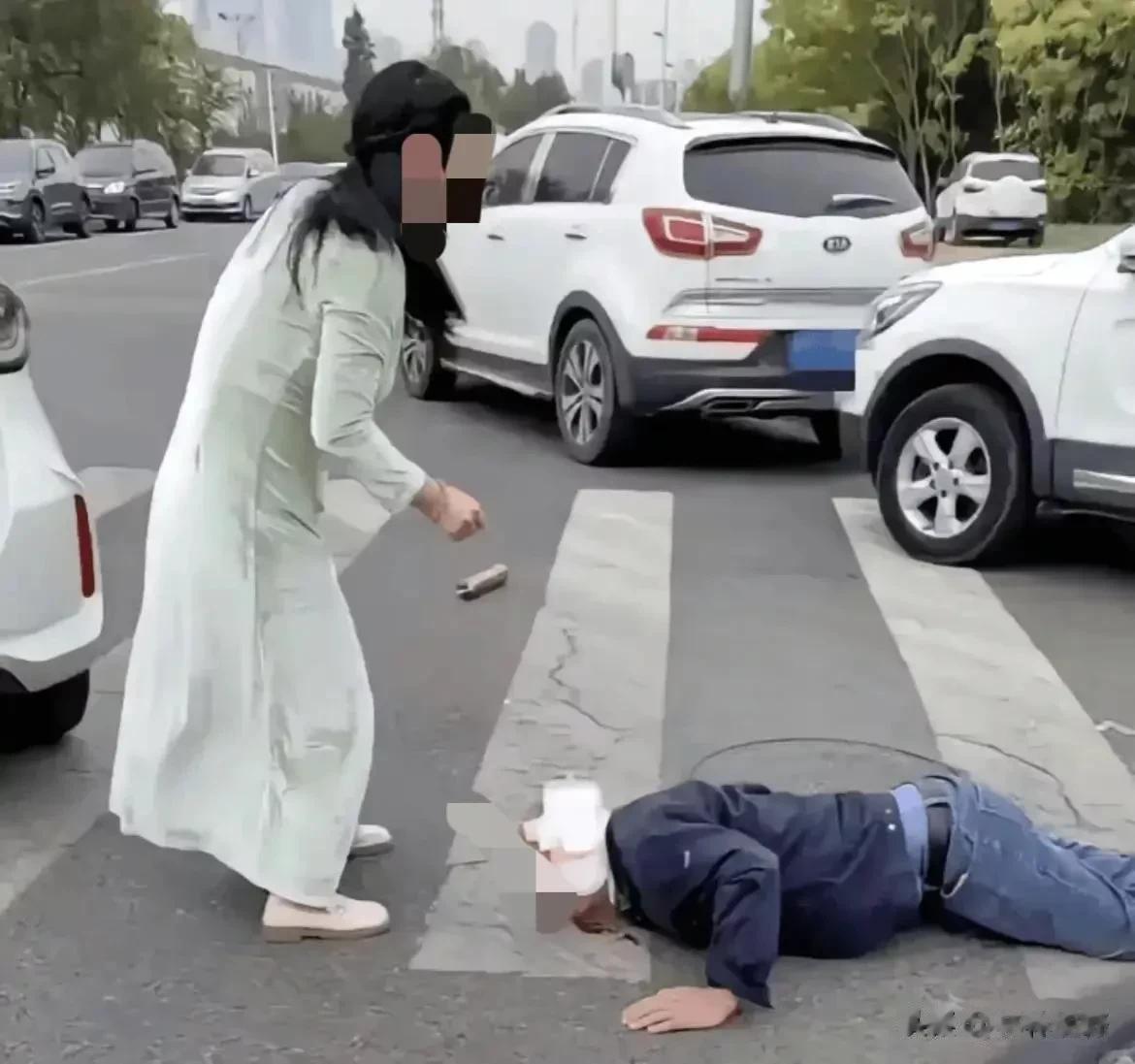 女司机：“完了，完了，撞到人了！”

大爷：“你去车上找什么呢？你倒是快打120