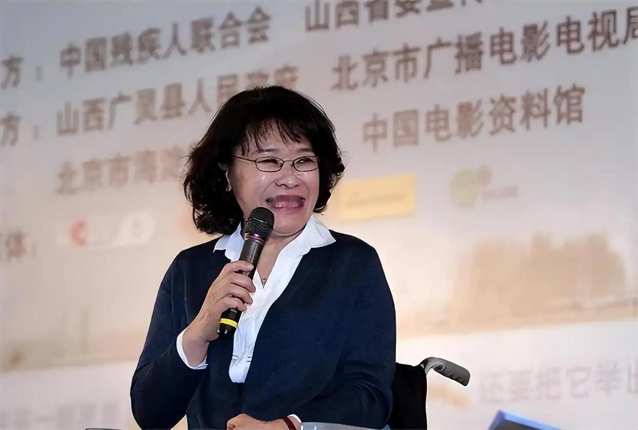 1982年，王佐良为何娶瘫痪的张海迪？1982年7月，山东济南一个普通的夏日，山