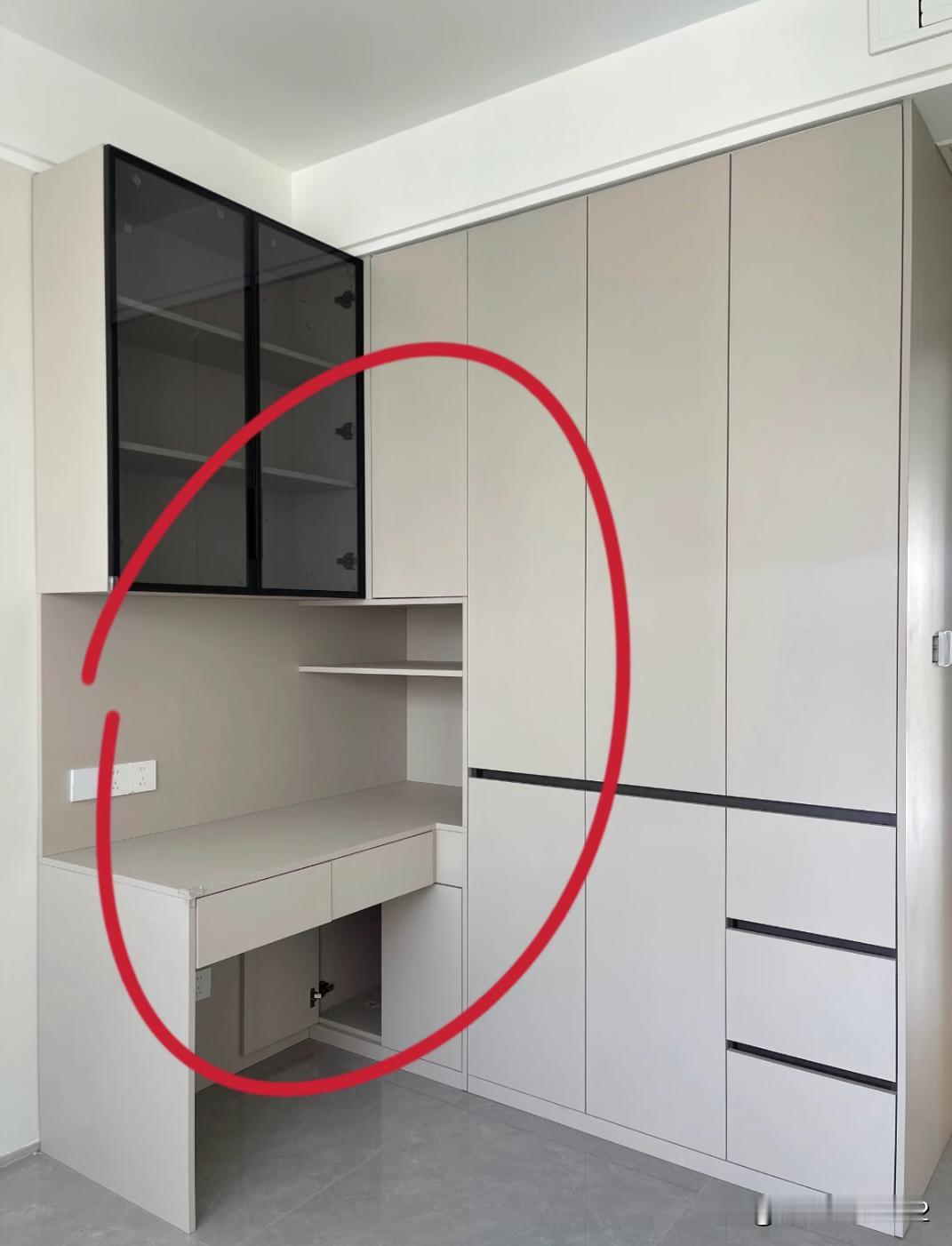 不懂就问，衣柜带桌子劝退吗？
     一开始打算做成这种一体柜，但身边的人说单