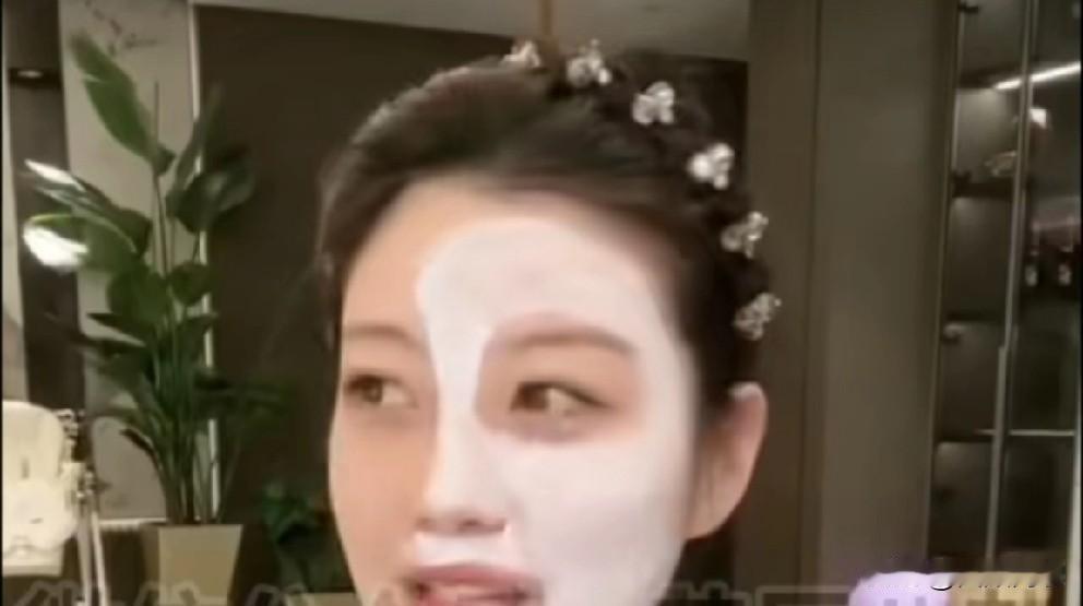 驴家桐桐洗澡遇粉丝，“坦诚相见”慌乱不知捂哪里！

         驴家桐桐自