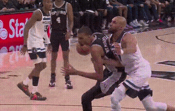 NBA西部半决赛打完，马刺队以总比分4:2战胜了森林狼队挺进决赛，以下这一幕是文