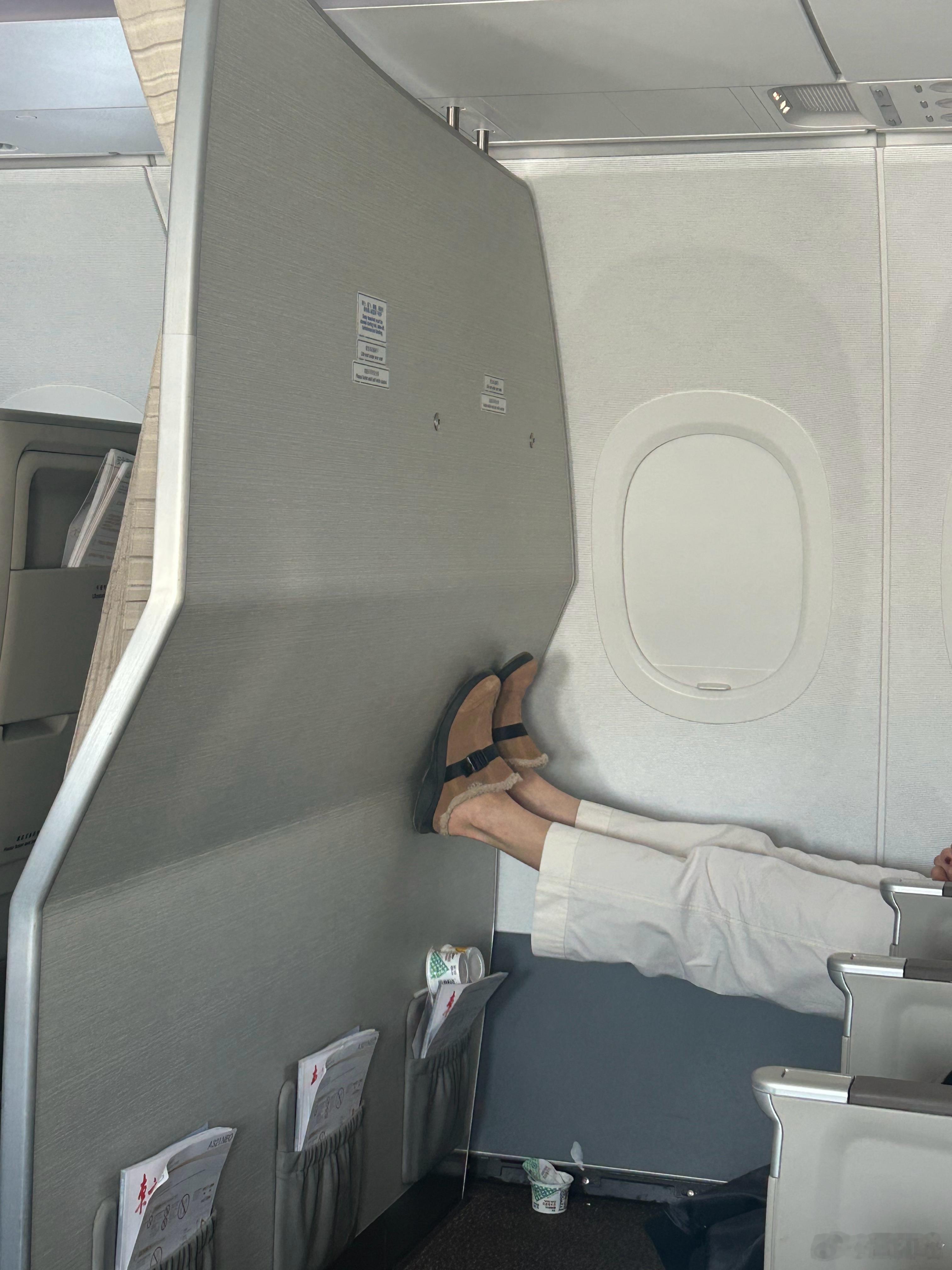 不理解这些操作：大长腿高悬空中，还穿着鞋；一个下滑，把自己喝完的酸奶打翻在地；撒