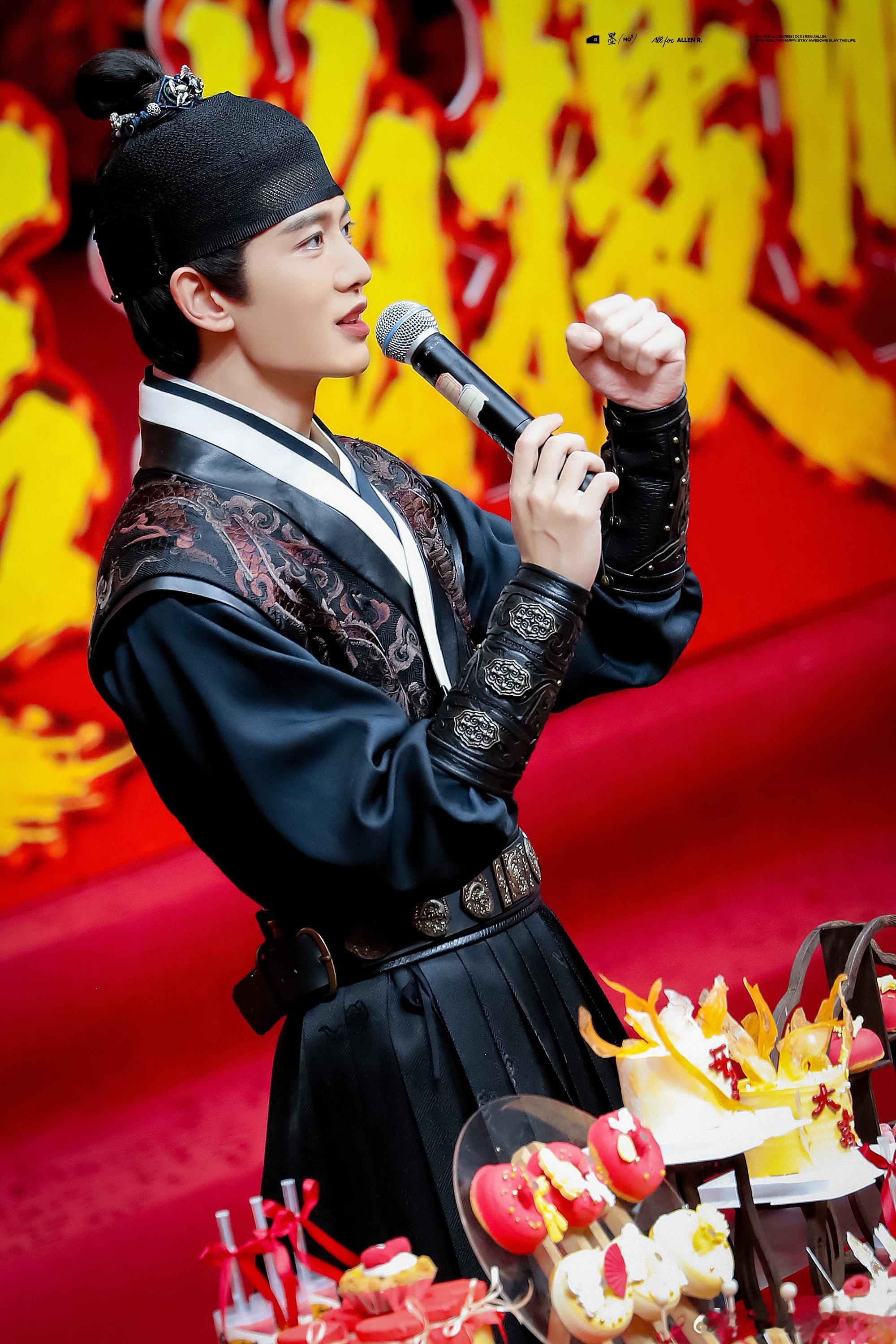 任嘉伦 3未遇见你时的我 像是元素周期表里的氢 平凡而渺小 遇见你以后的我 像钠