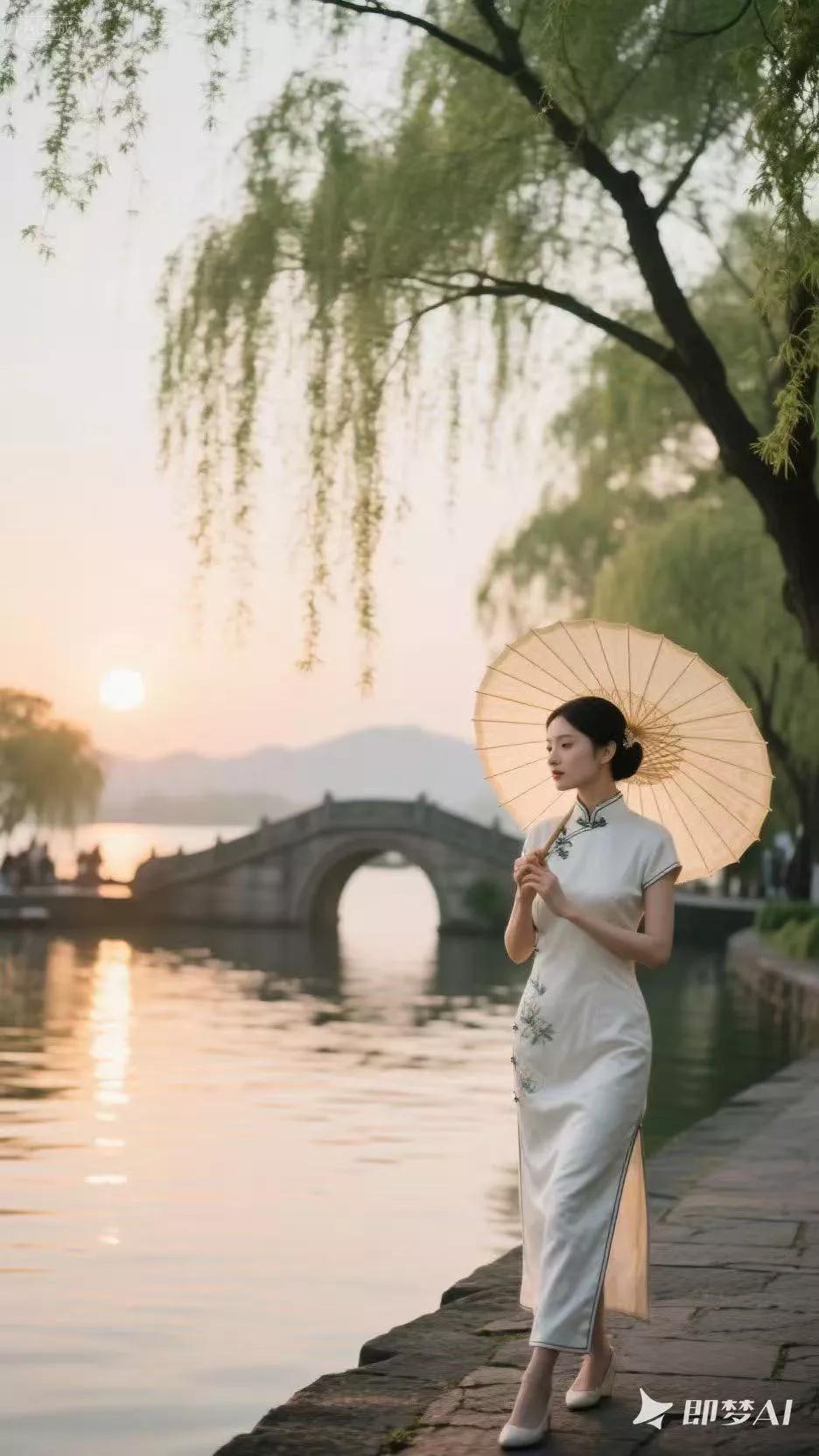 西湖桥边散步的旗袍美女.江南旗袍美女 荷池旗袍美女 西湖畔美女