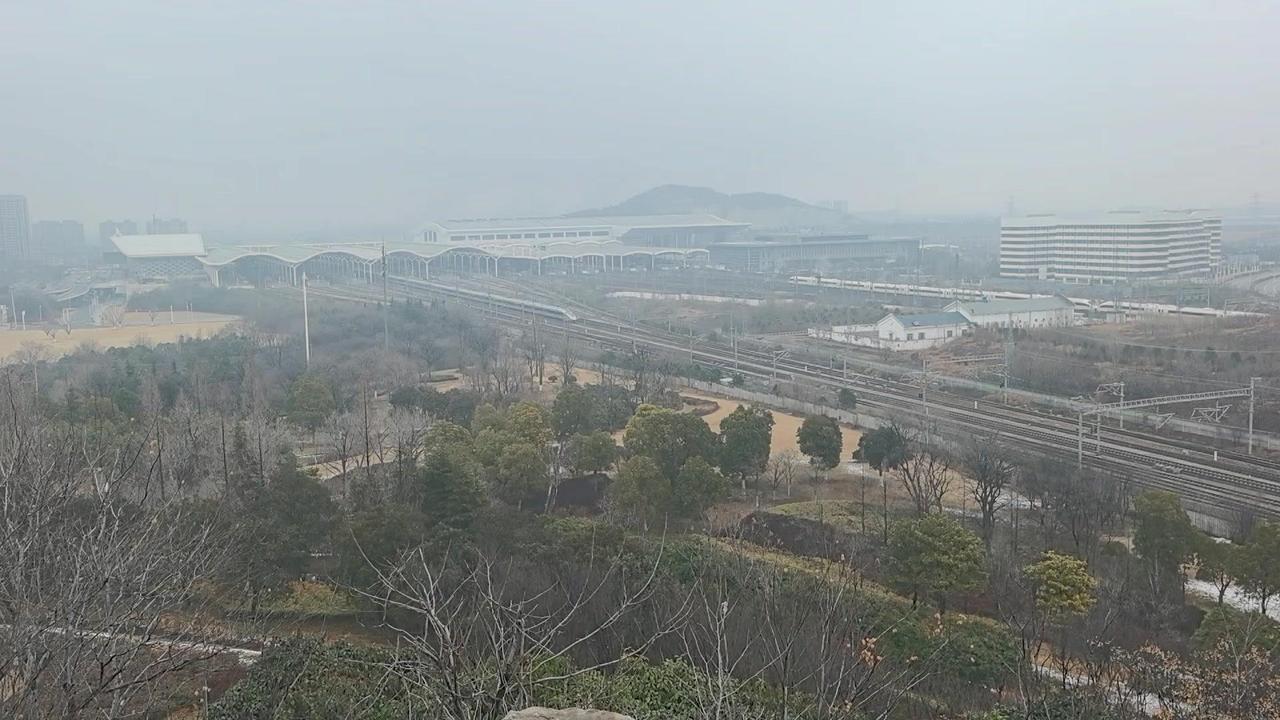 和谐号刚驶出徐兰场行驶平缓
红神龙作为京沪大标杆G15气势磅礴，直接跨越徐州东，