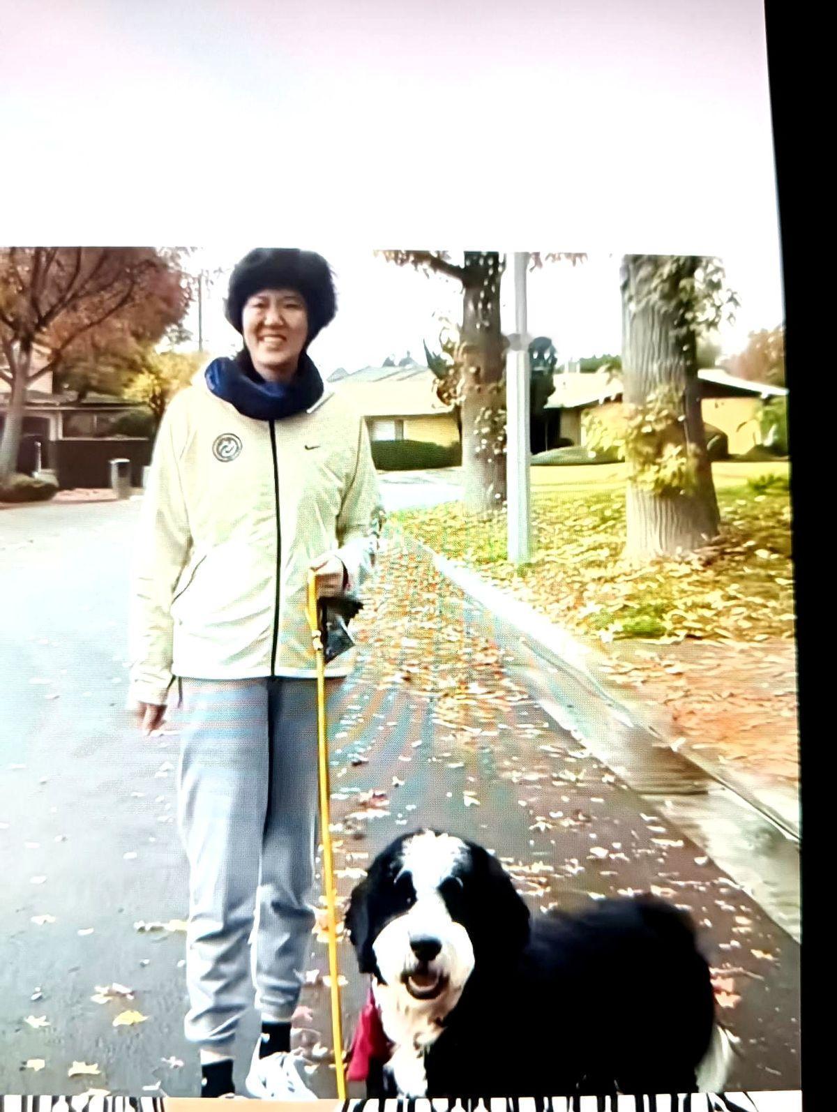 她身着蓝色短袖，坐在意大利决赛看台上，像个普通球迷。

可场上那个拦死埃格努的朱