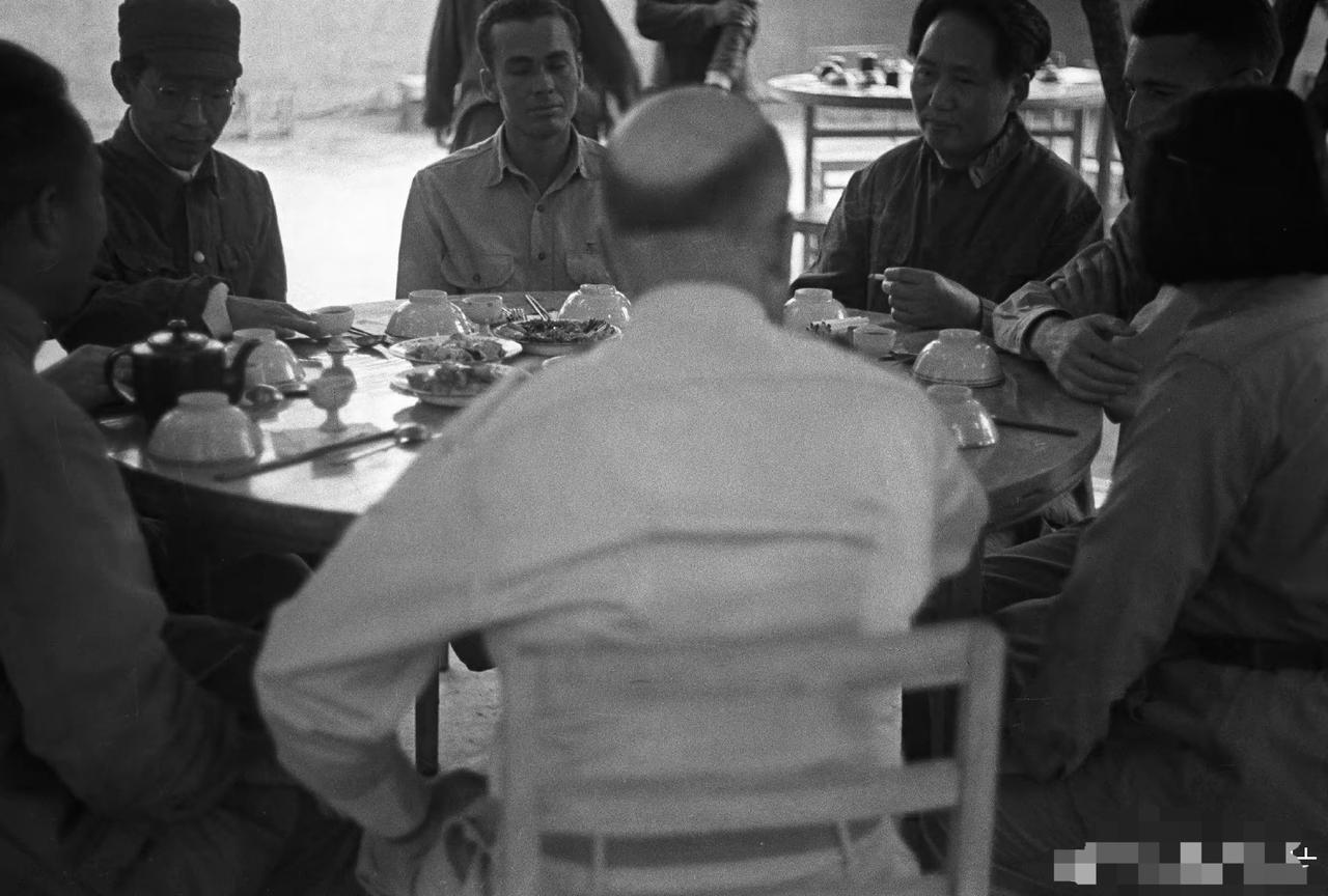 1944年，陕北。
美军观察团成员到访延安，伟人率众招待他们。
桌上都是些豆腐、