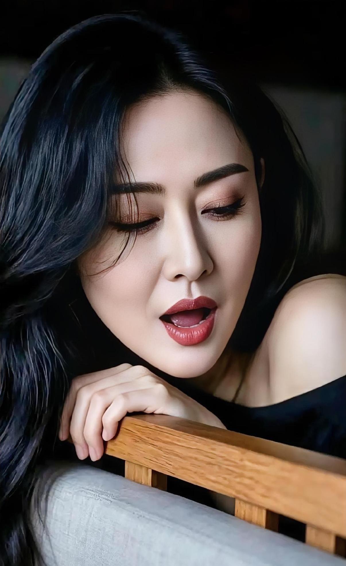 《暗香微澜》

墨发如瀑，垂落暗夜的静，

木栏轻倚，微启唇间的息。

眼眸低垂