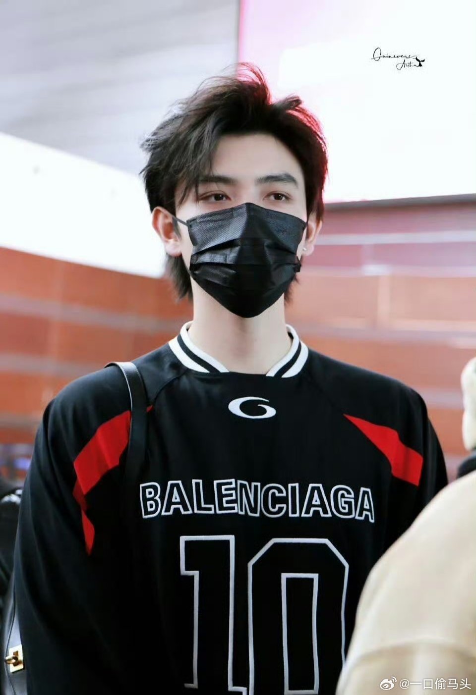 陈飞宇耳环一戴人见人爱陈飞宇戴耳环也太绝了，贵气与潮感双在线，生图超能打，每一张