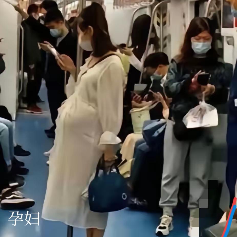 孕妇地铁五站无人让座，蹲下一句话，满车人羞愧脸红
 
昨天上海9号线地铁上，一个