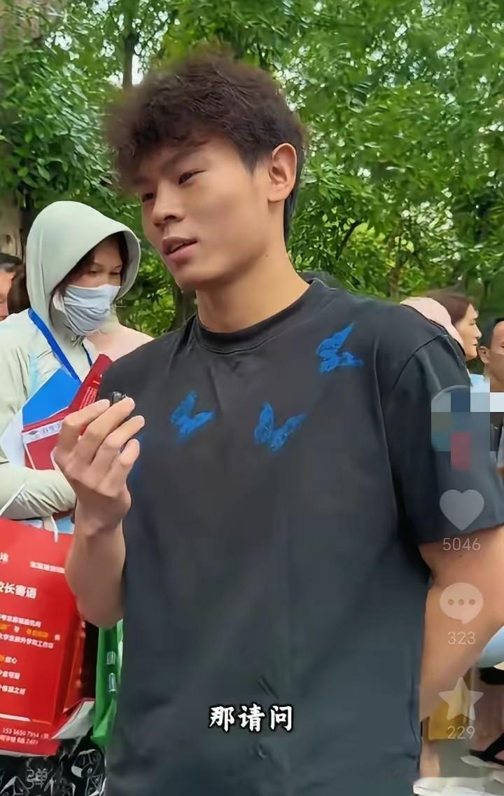 现在大学真卷啊，第一个走出考场的考生，直接被记者抓住采访，才知道他已经提前被上海