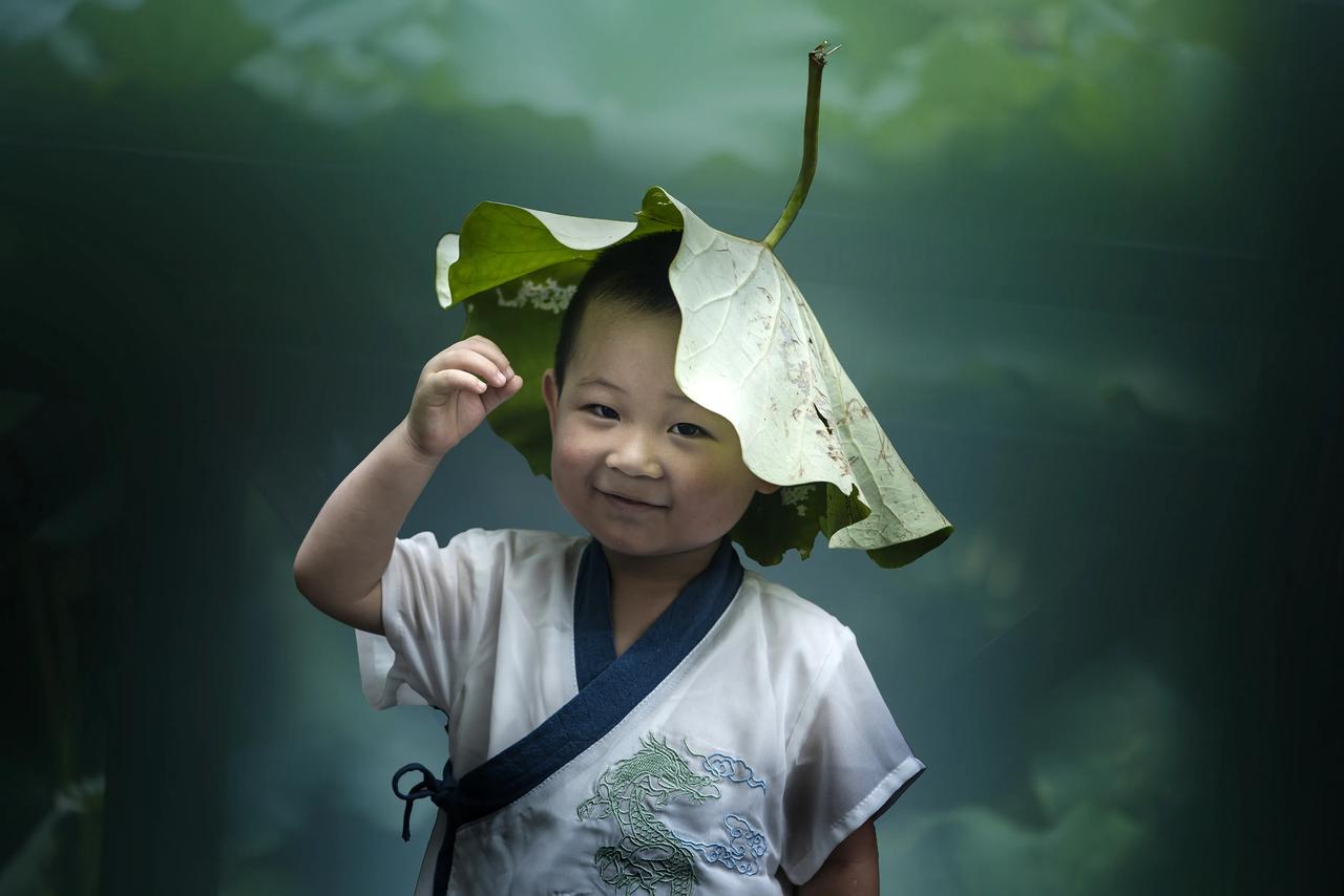 拍人像必须要大光圈吗?
人像，有需要环境的，有需要突出人的，这需要用光圈的大小创