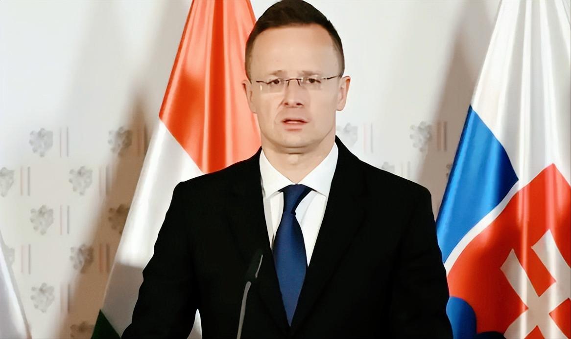 匈牙利直接给乌克兰来了个下马威，拦下来两辆装甲运钞车，里面装着4000万美元、3