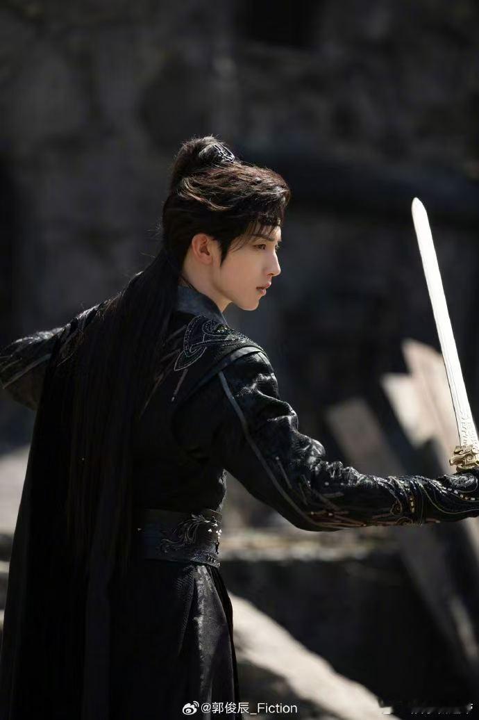 郭俊辰何瑞贤你俩不对劲 郭俊辰何瑞贤你俩不对劲，直播里的小互动甜到让人上头。郭俊