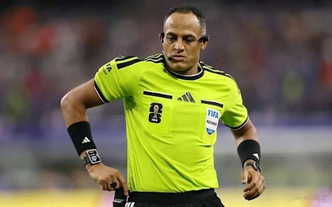 【英阿大战主裁档案】18岁远赴美国，出牌频率极高，平均4场罚下一人FIFA敲定2