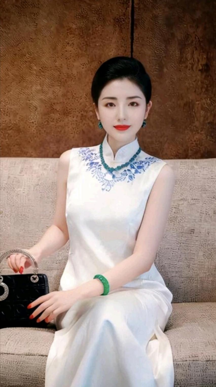 旗袍作为传统服饰有什么优势?旗袍作为传统服饰，既以贴合肩颈腰胯的剪裁精准凸显东方