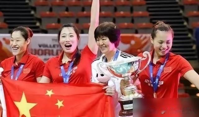朱婷的手腕手术加半年多康复，
总共花了100万人民币，全是自费。体育总局、排管中