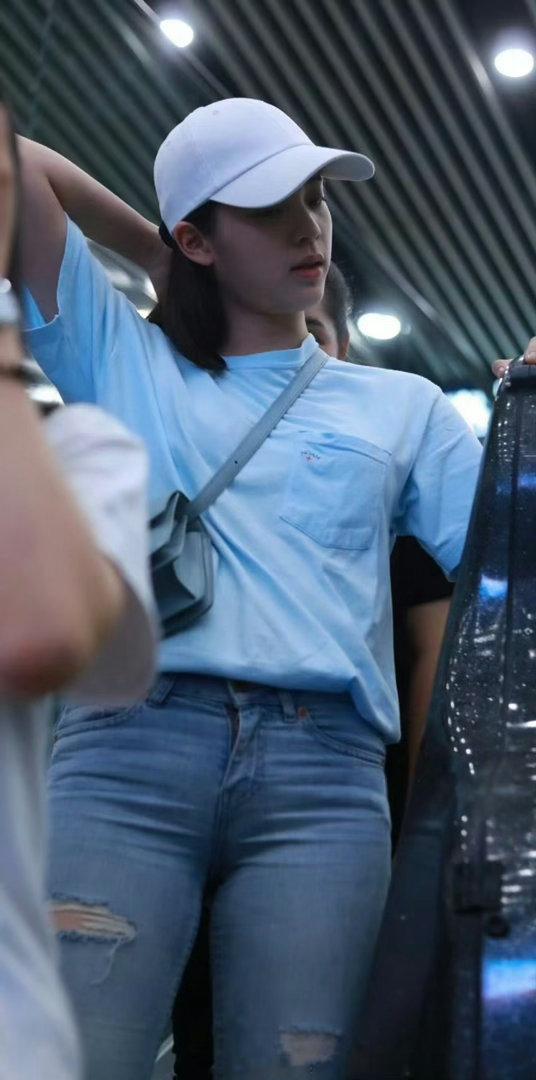 欧阳娜娜太肥美了，不适合穿牛仔裤