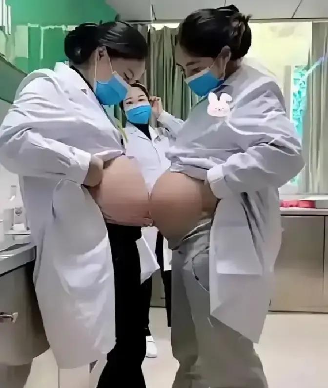 俩幼儿园娃面对面坐好，男孩伸出小拇指说长大要娶女孩，还补一句我已经盖章，女孩回一