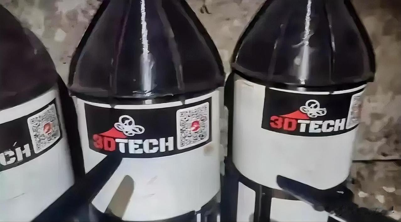 乌军无人机指挥所被一锅端！俄军清剿现场曝光：数十架FPV无人机原地遗弃
 
红军