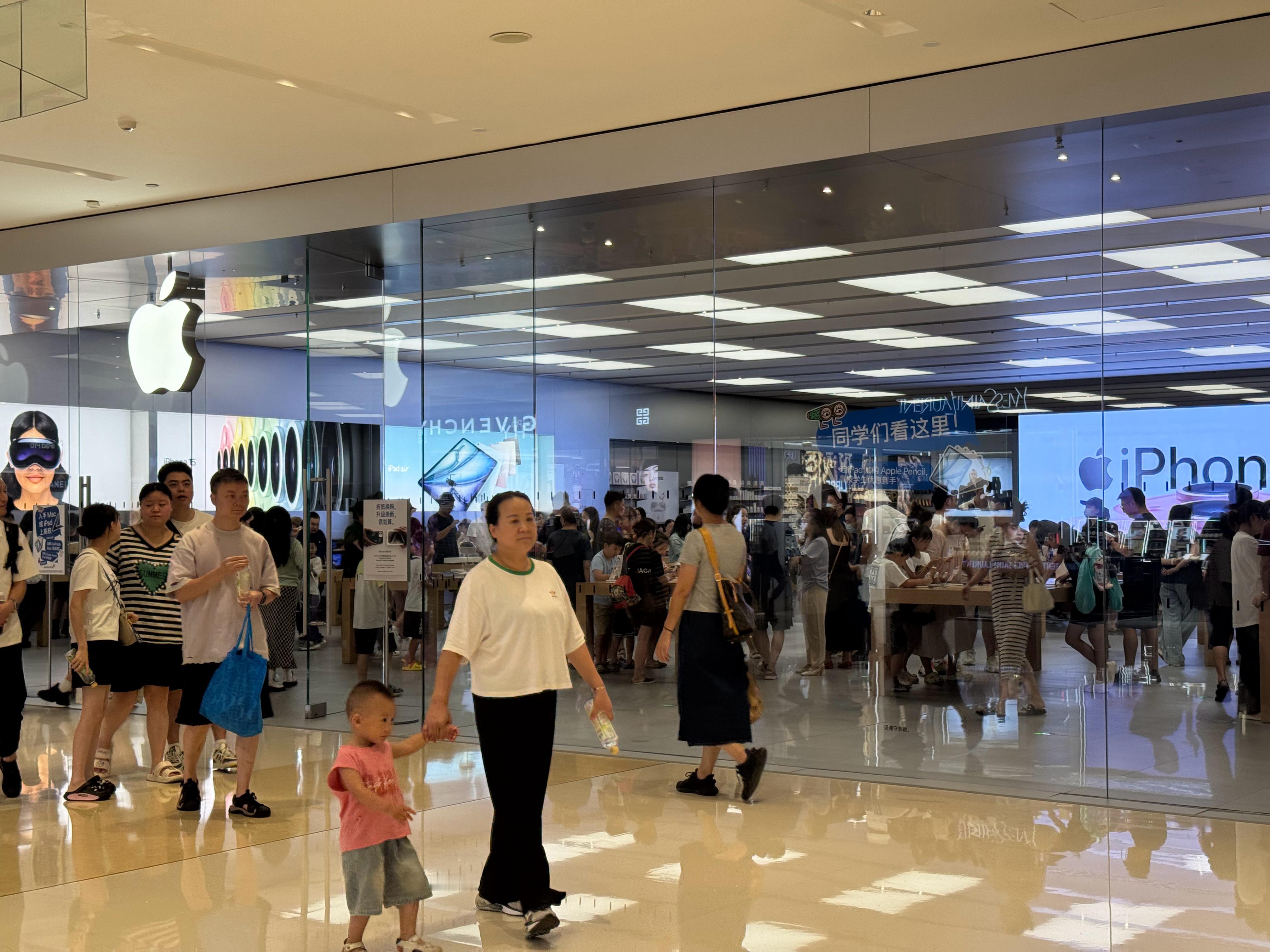 来 Apple Store 万象城体验一下 Vision Pro，顺便给我今年首