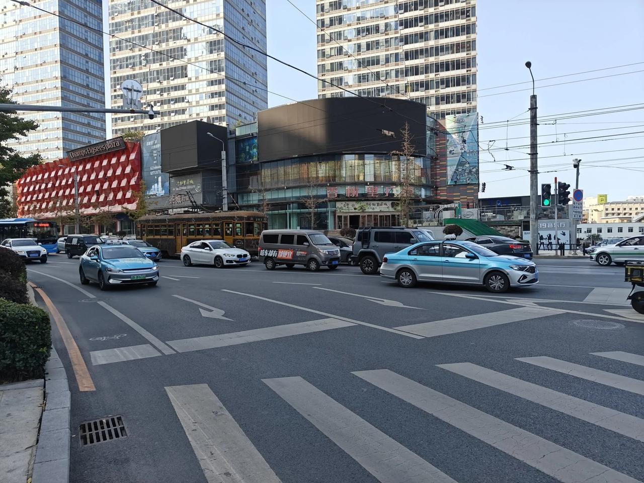 我这次去大连散心，就住在距离青泥洼桥不远的，中山路北侧的橘子酒店。每天要几次过没