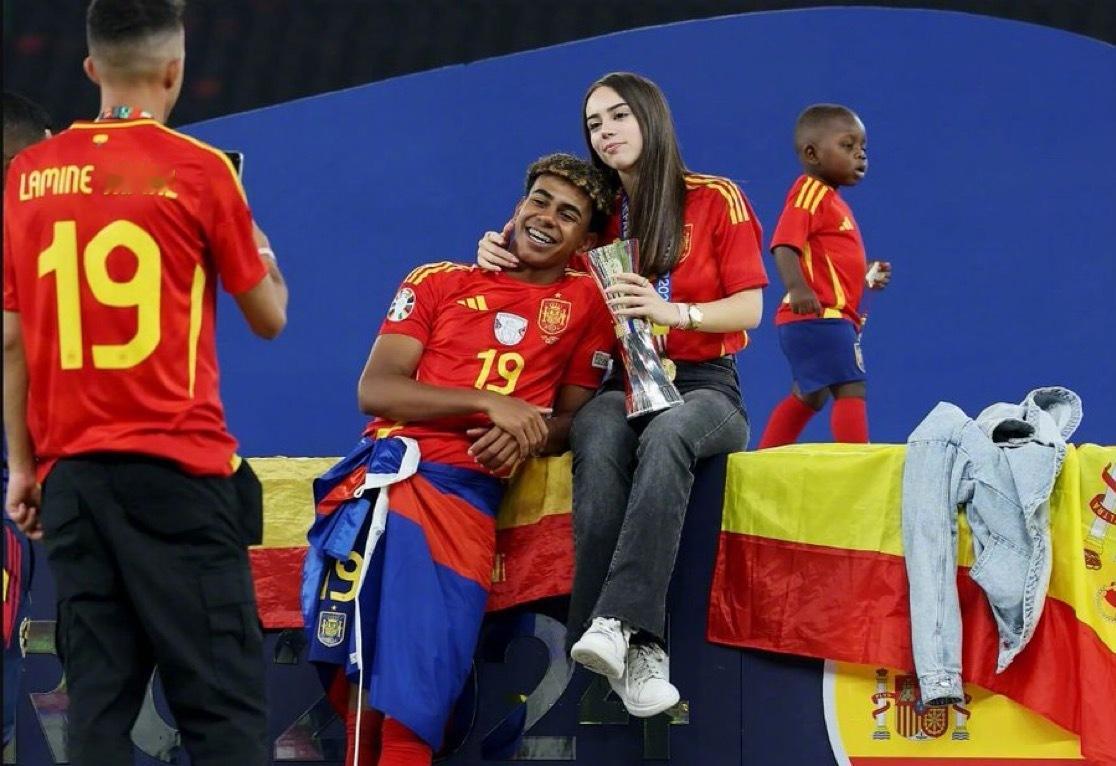 最近有传闻称亚马尔的女友在直播中与其他男生举止亲密，目前亚马尔和他的女友已在 I