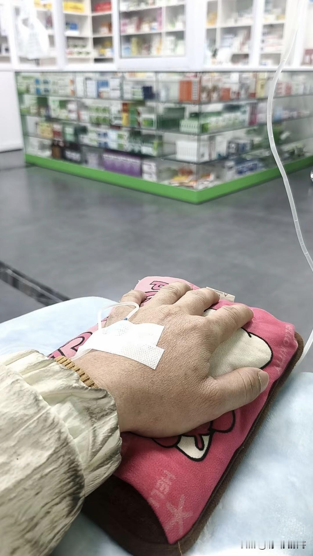 为什么在我们的朋友圈，经常会看到这种一个人打点滴的照片？是他们矫揉造作还是他们真