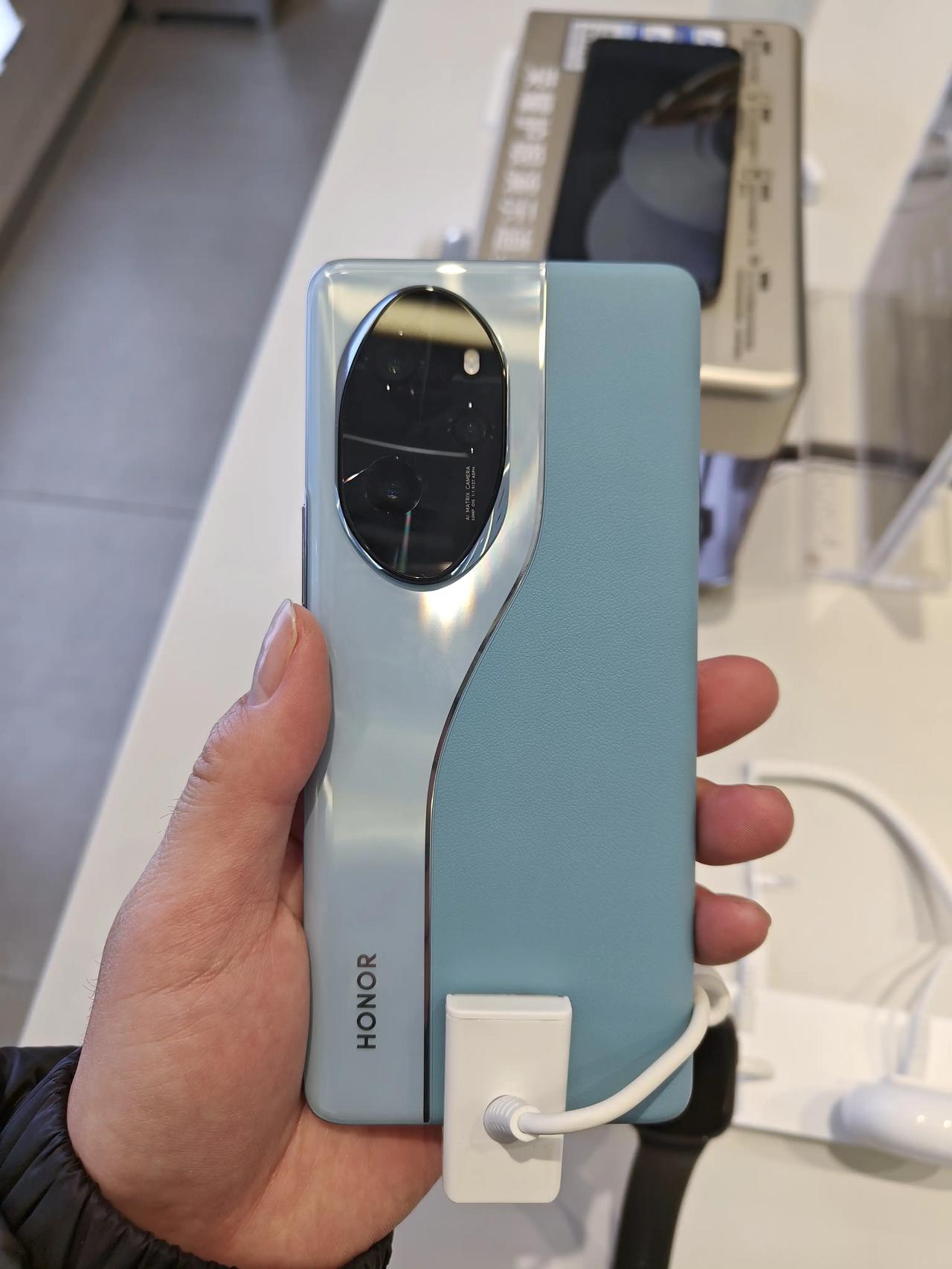 趁着双休，来到线下店上手了被吹上天的荣耀100 Pro，结果一不小心就陷入了进去