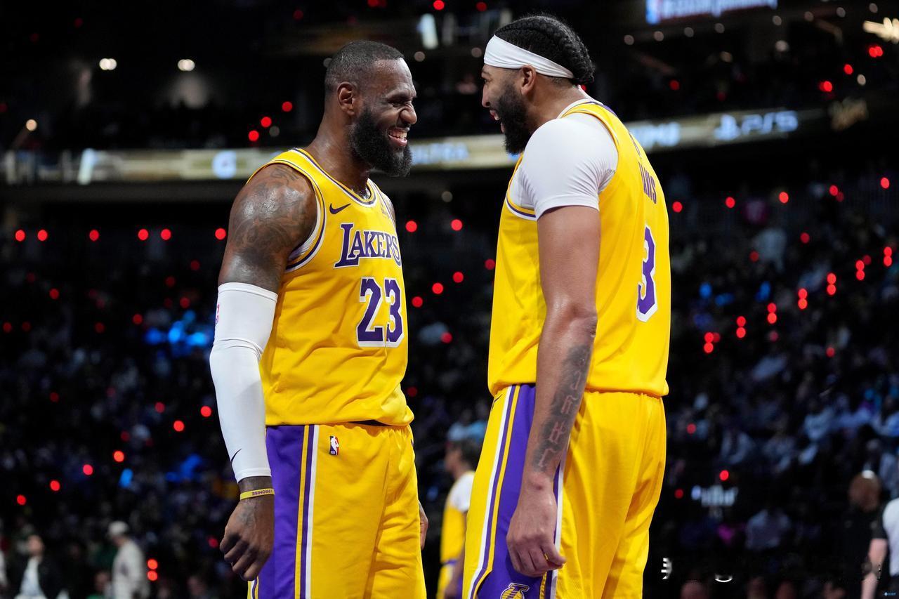 NBA赛场消息：136:105主场作战的湖人队大胜老鹰队，可是老鹰队上一场在这里