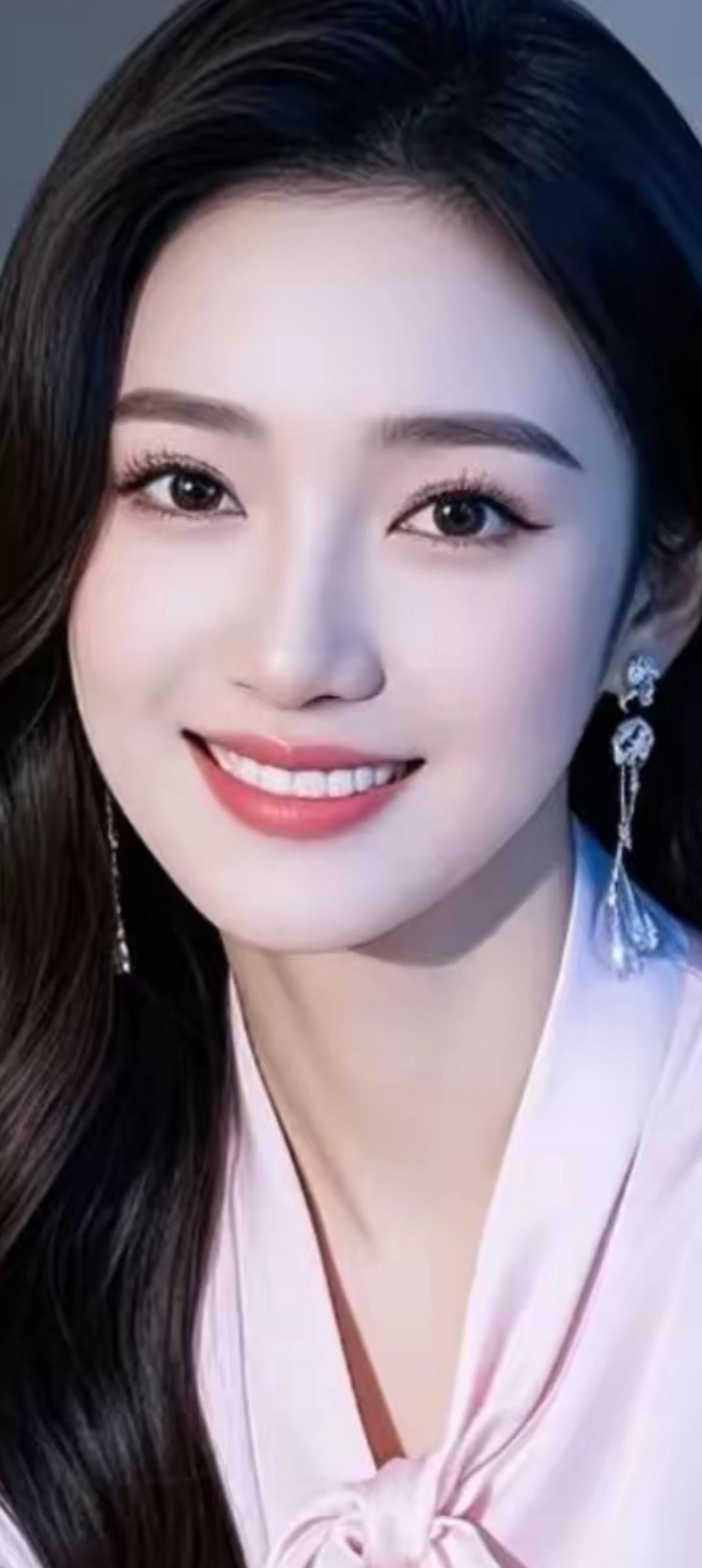 甜美笑容，优雅气质，粉嫩妆容，时尚耳环，完美女神！💖✨