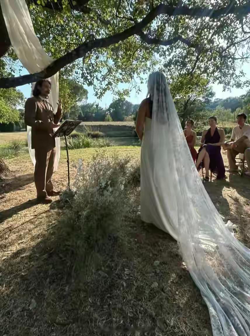 姜文女儿和女婿婚纱照曝光！男方有一头自然卷金发，长相非常一般！！！ ​​​