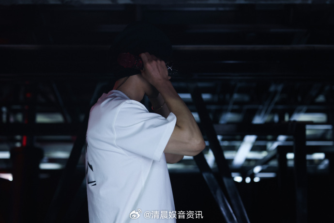 肖战南京巡演彩排照肖战序幕将启待明日相见 彩排照里的光影大概偷喝了蜜，把每一帧都