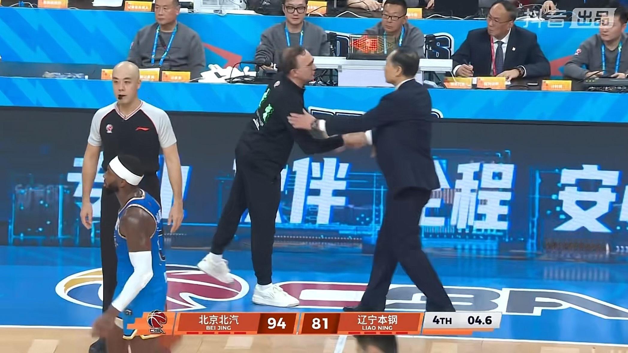 辽宁队客场不敌北京首钢吃下赛季首场败战辽宁队在前三节半都和对手僵持下的情况下，活