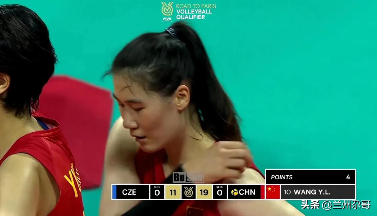 中国女排25:12大比分领先捷克女排
李盈莹连续两个轻吊得分
王媛媛近体快、背飞