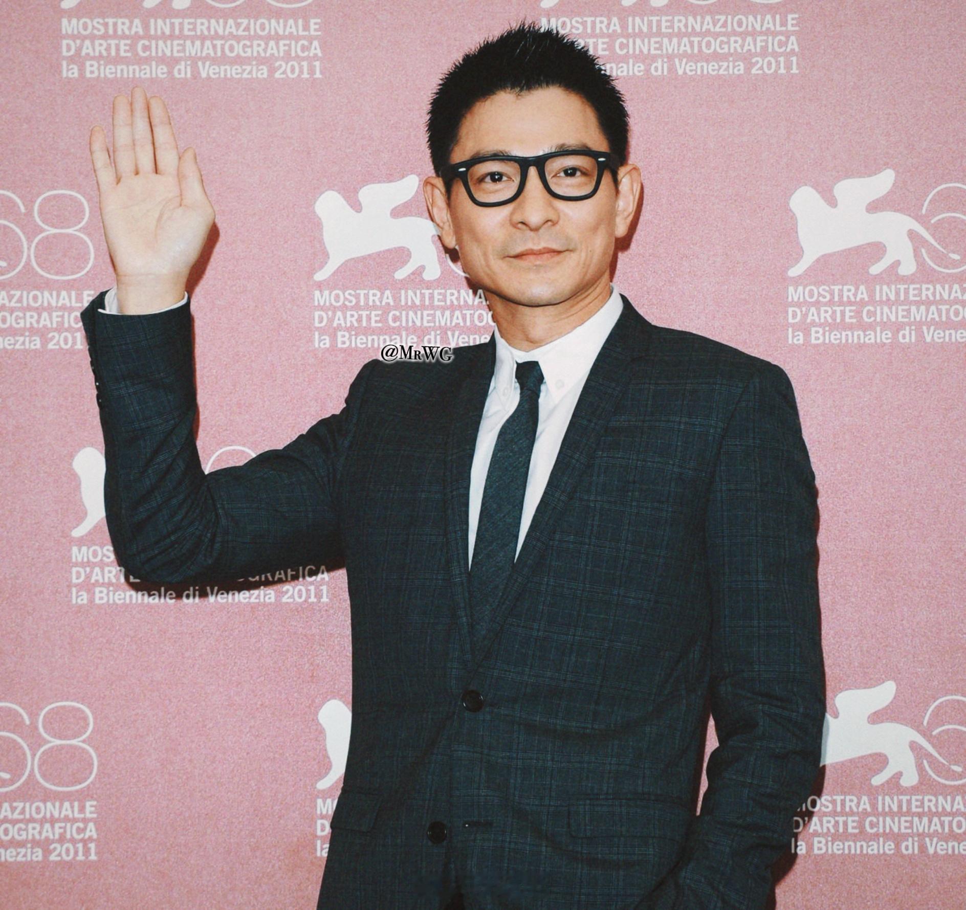 刘德华[超话]搭乘花絮去幕后 学院风的黑框眼镜🤓，斯文可爱——2011年，刘德