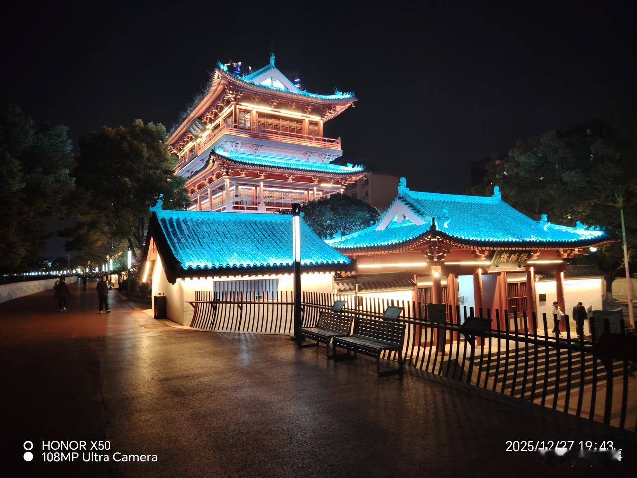 全球第六代荣放中国交付备受关注2025年12月27日欣赏长江岸边《浔阳楼》夜景?