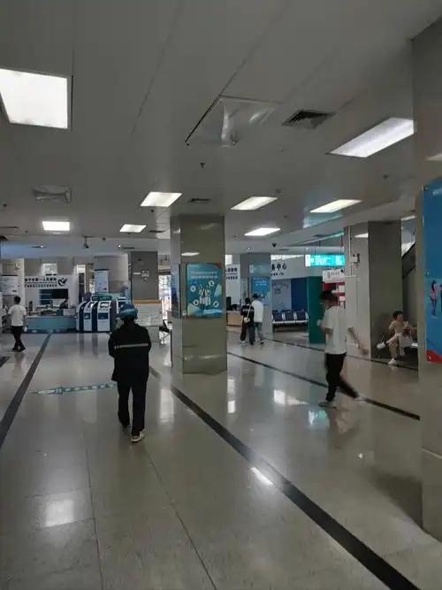 很多人不理解，医院不是应该一本万利，怎么可能发不出来工资呢？其实原因是这样，医保