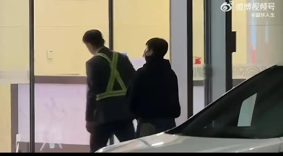 我想反问某些人莎莎为啥要退赛？为啥非要把他俩绑在一起
王队因伤继续退赛是他的事，
