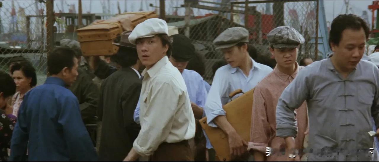 成龙电影《奇迹》的演员们之龙套篇 壹

影片一开始成龙饰演的来港男青年郭振华找工