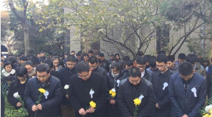 前几天国家公祭日的南京，有个15岁安徽少年的举动，让很多人心里一震。

凌晨，天